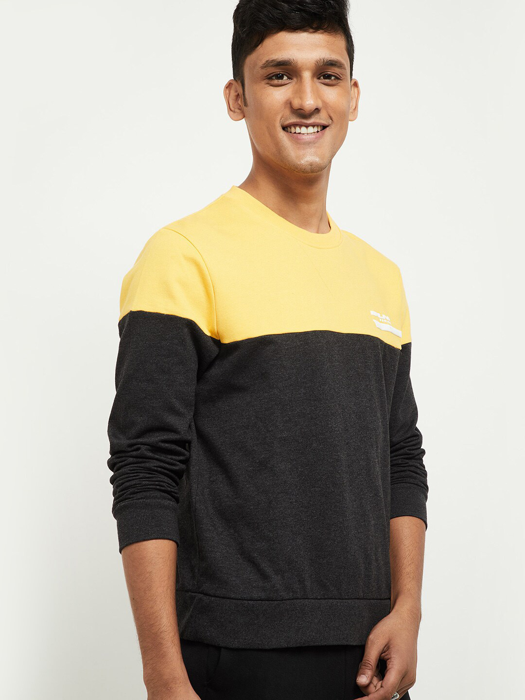 

max Men Black Colourblocked Sweatshirt