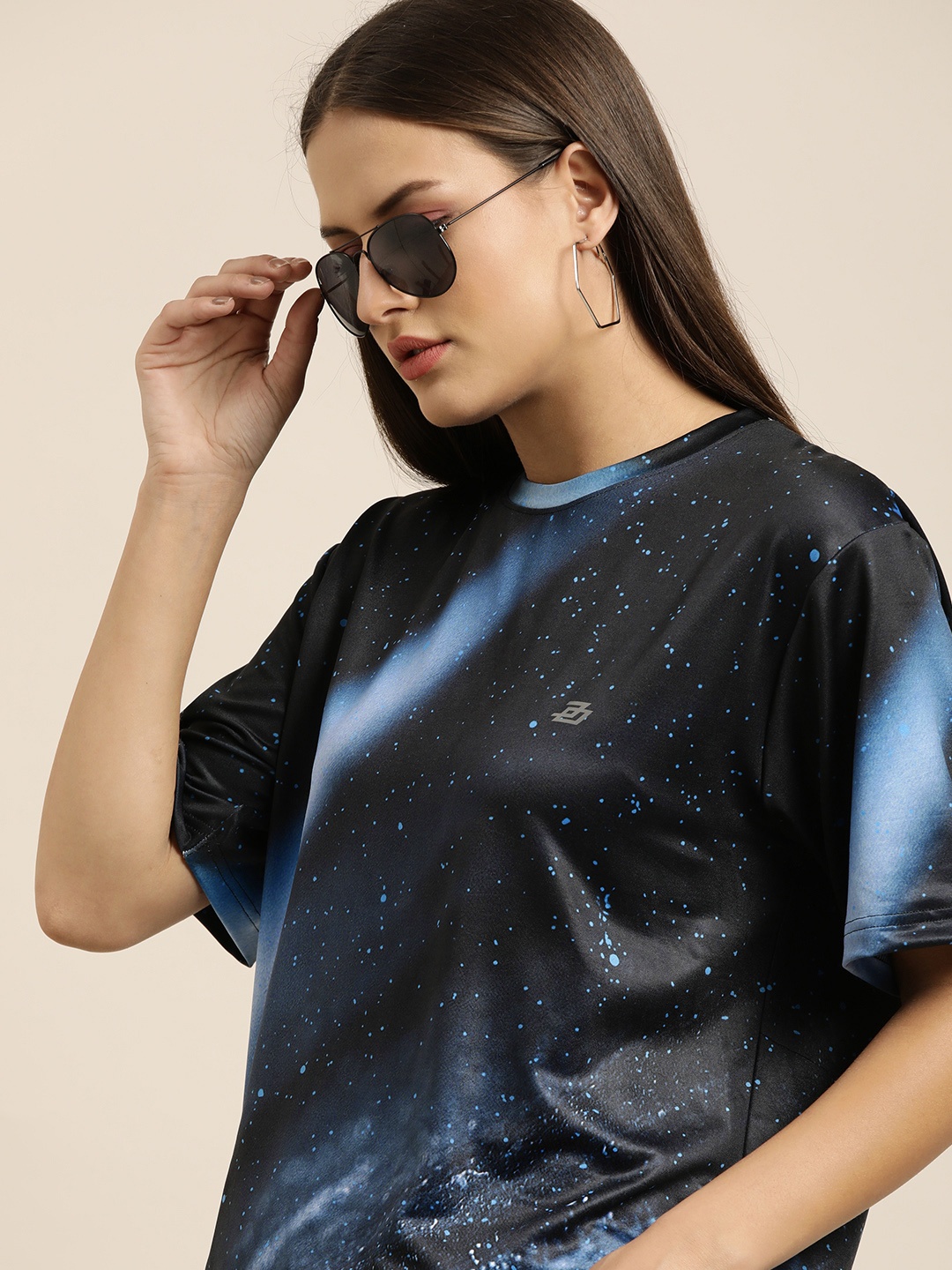 

Difference of Opinion Women Black & Blue Abstract Print Drop-Shoulder Sleeves T-shirt