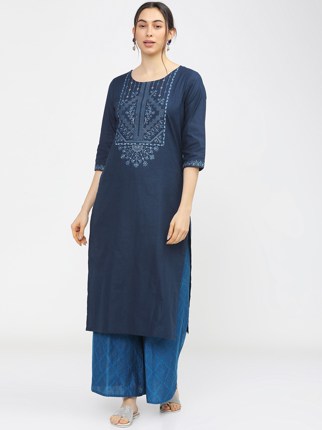 

Vishudh Women Navy Blue Yoke Design Thread Work Kurta