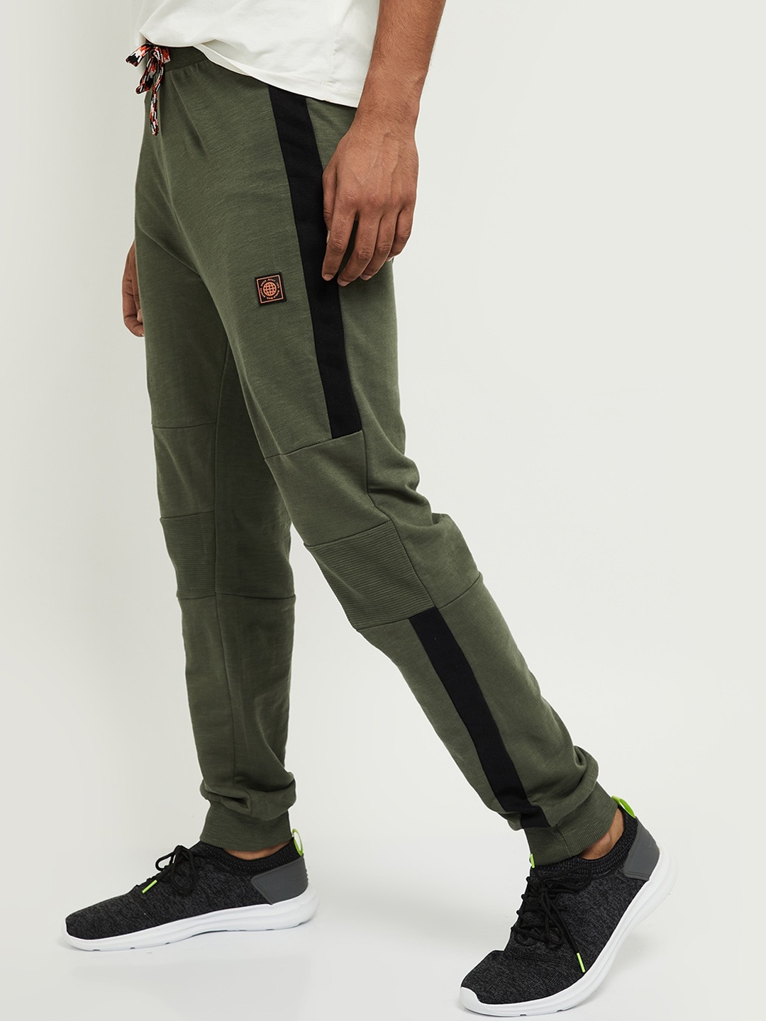 

max Men Olive Green & Black Solid Joggers