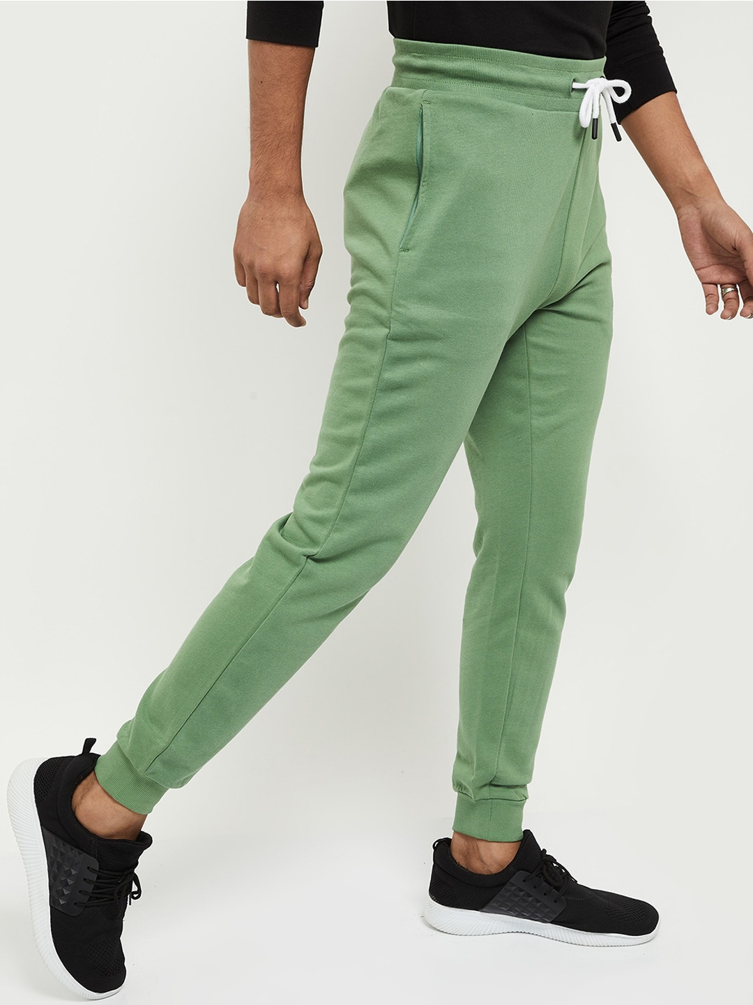 

max Men Green Solid Slim Fit Joggers