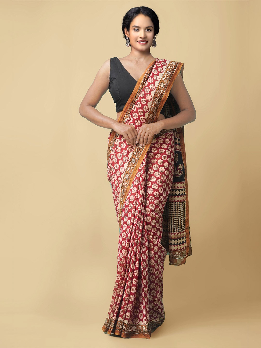 

Unnati Silks Red & Black Floral Zari Silk Cotton Bagru Saree