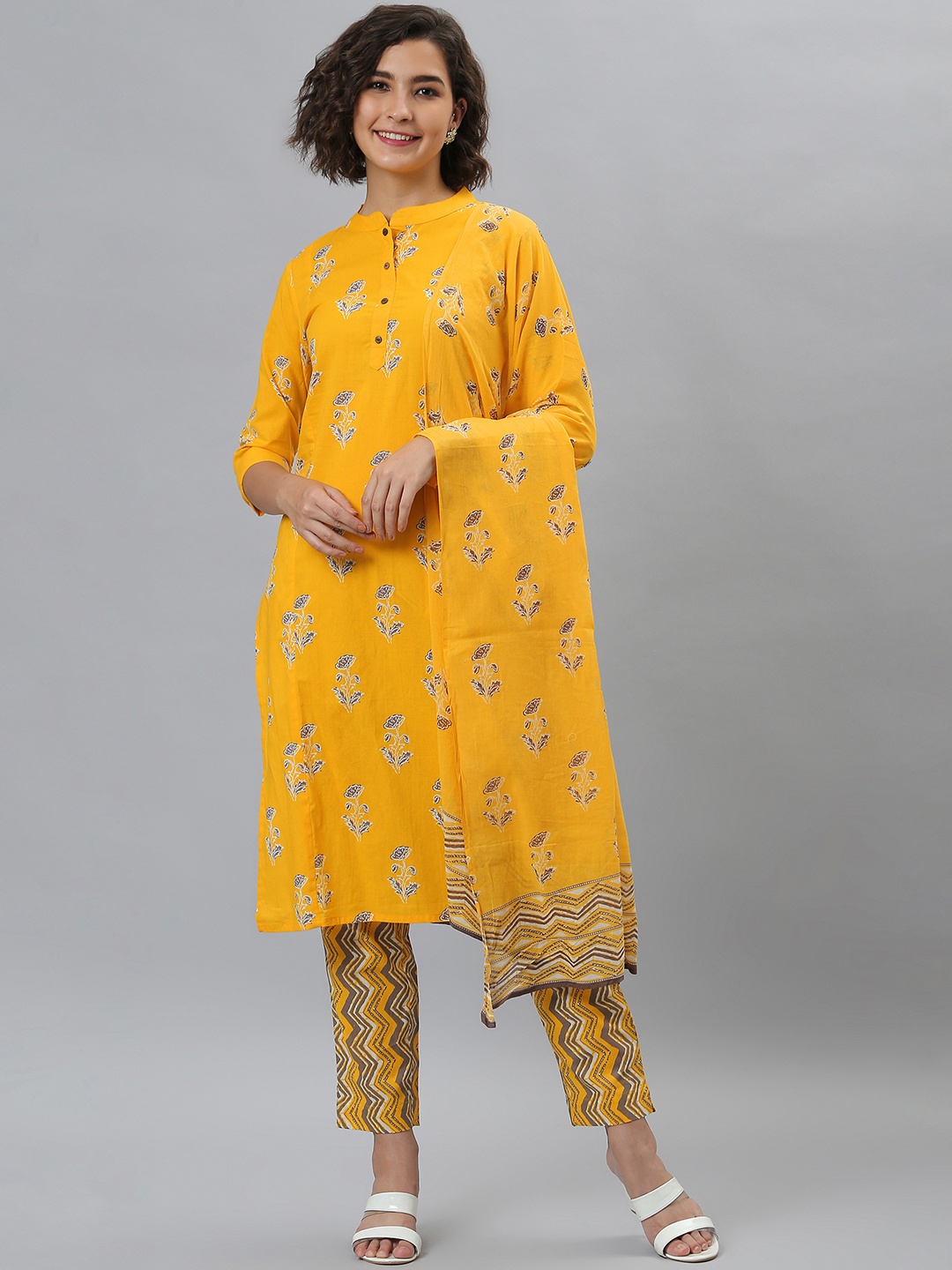 

Janasya Women Yellow Floral Printed Regular Pure Cotton Kurta with Trousers