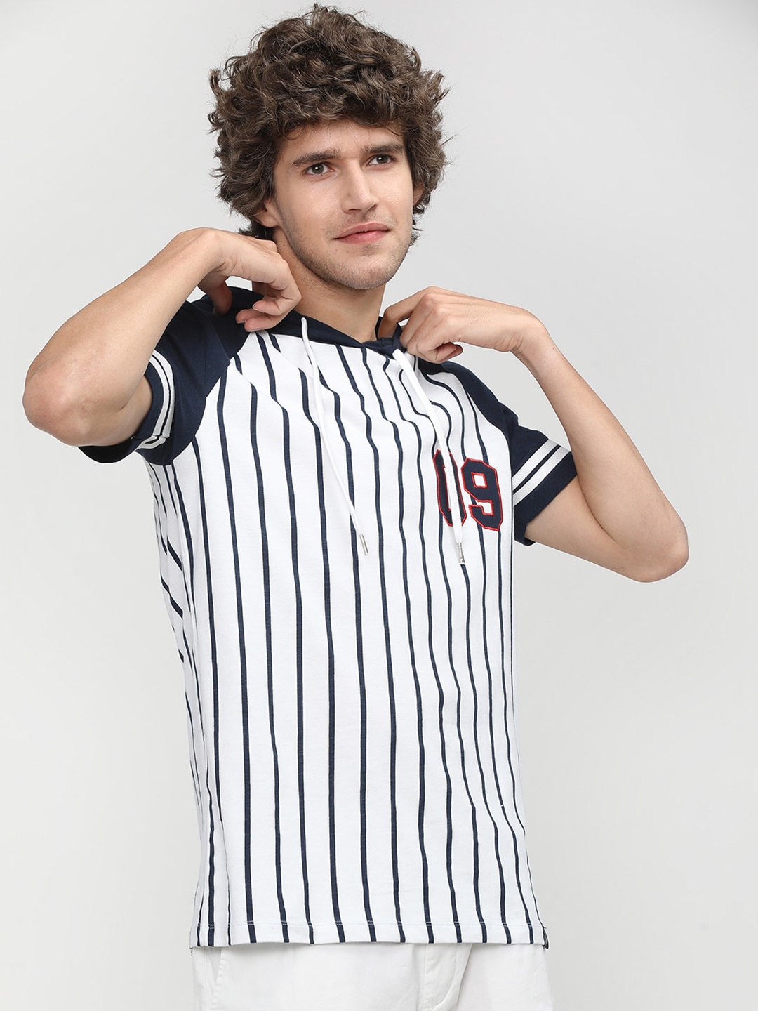 

LOCOMOTIVE Men White & Navy Blue Striped Slim Fit T-shirt