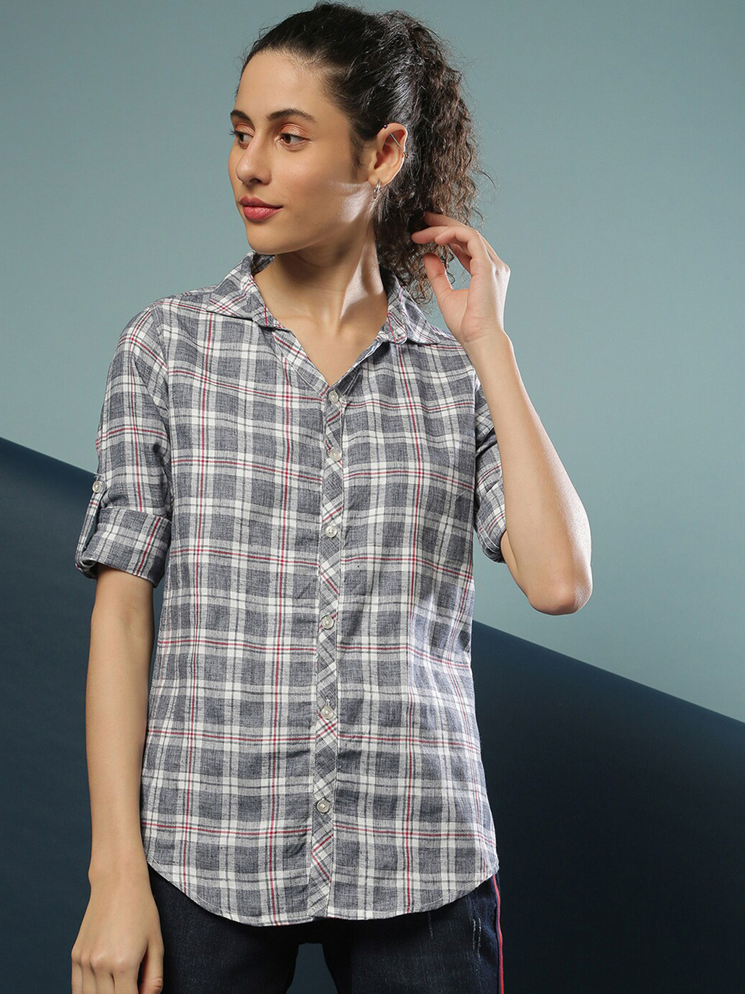 

Campus Sutra Women Grey Slim Fit Checked Casual Shirt