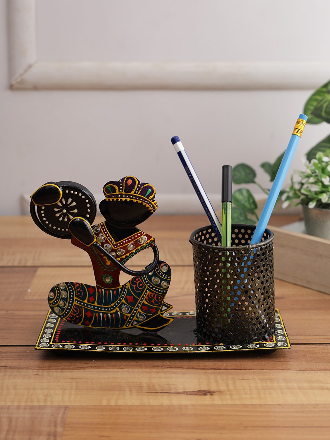 

Aapno Rajasthan Black Krishna Pen Stand