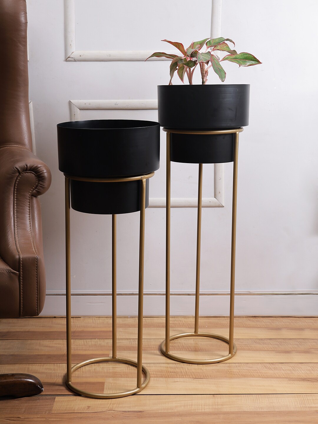 

Aapno Rajasthan Set Of 2 Black & Gold-Toned Planters With Stand