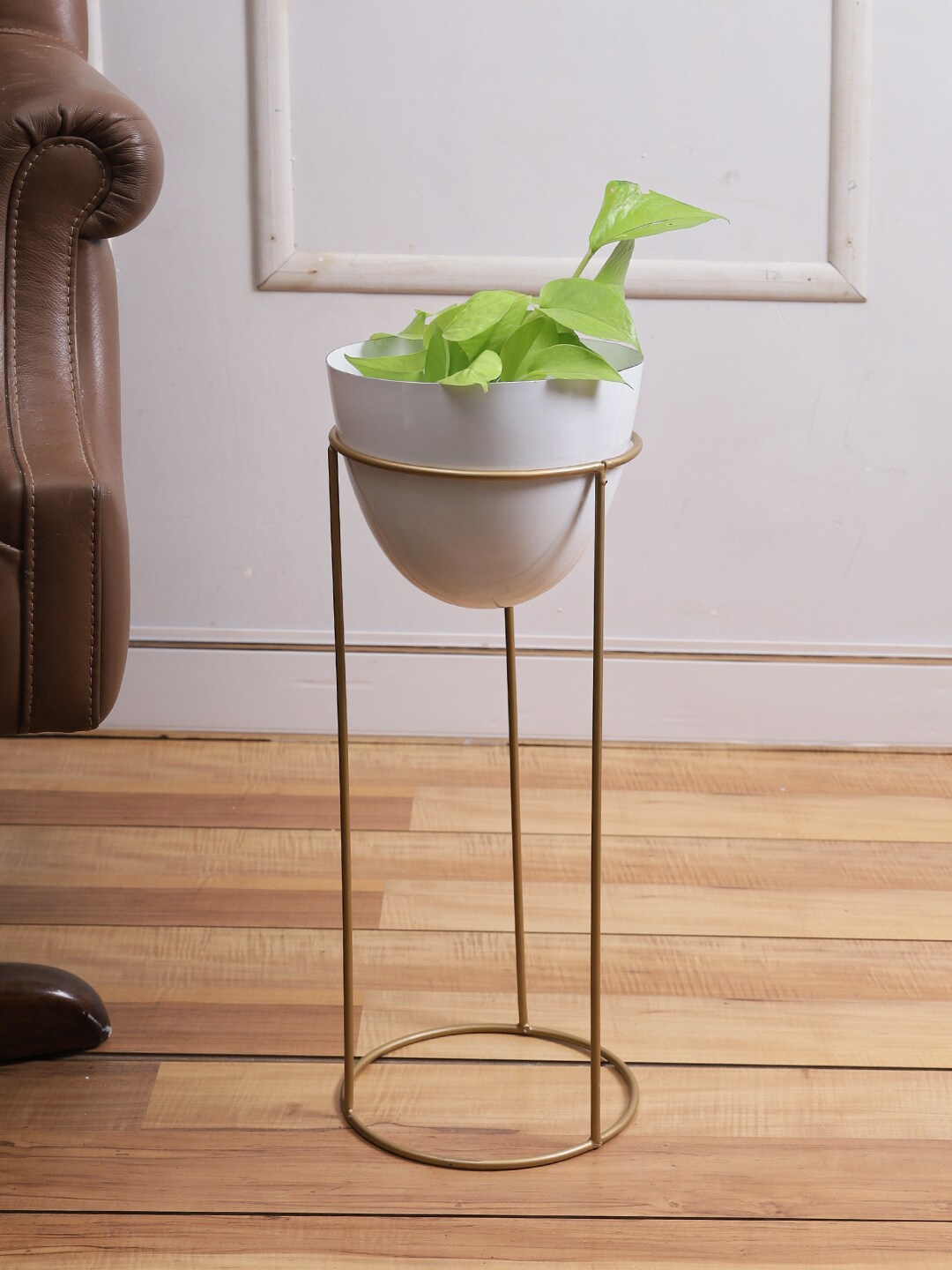 

Aapno Rajasthan White & Gold-Toned Solid Metal Planter With Stand