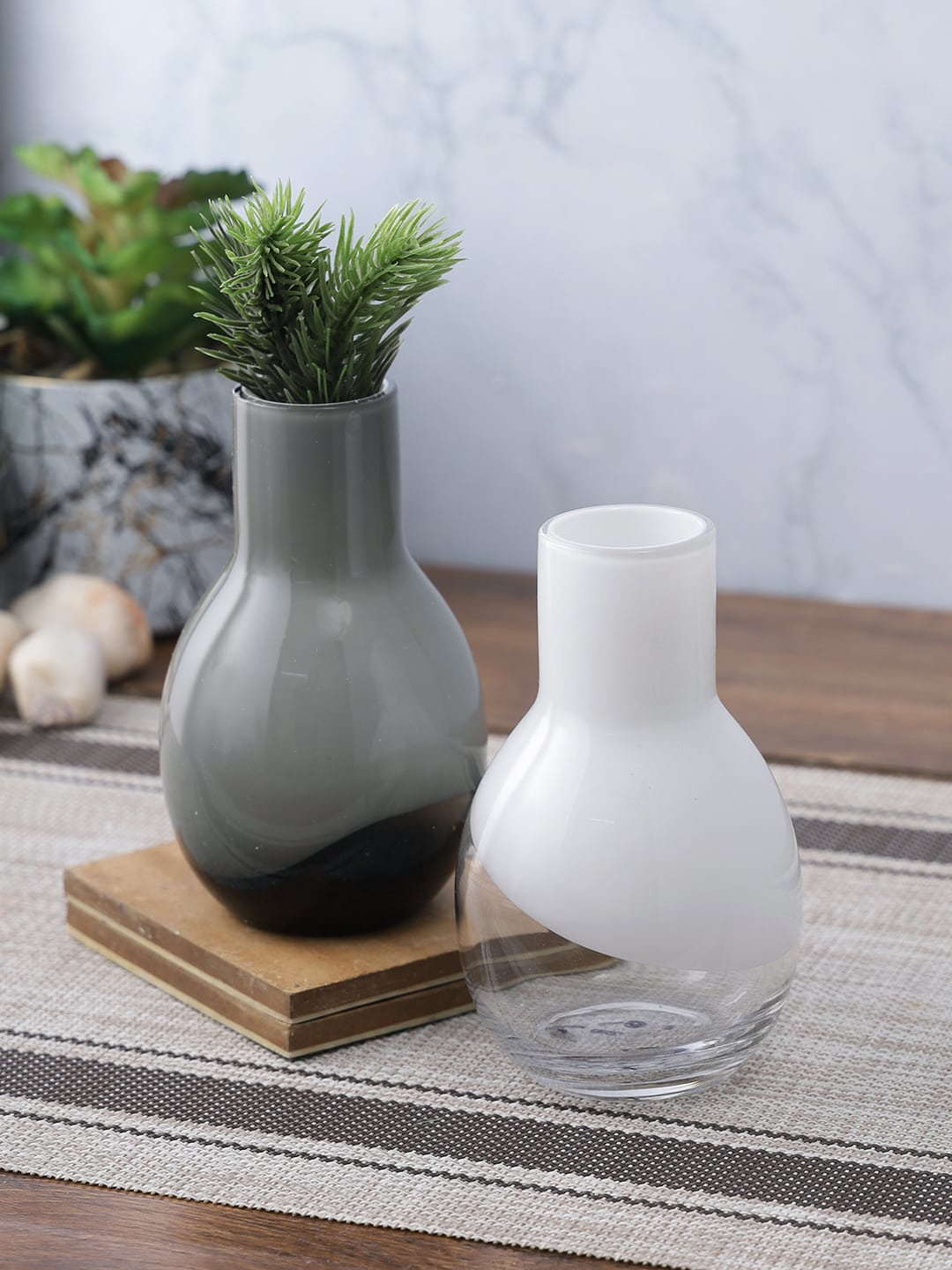 

TAYHAA Set Of 2 Grey & White Glass Flower Vases