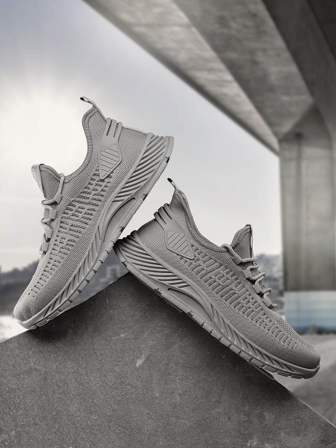 

Roadster Men Grey Woven Design Running Shoes