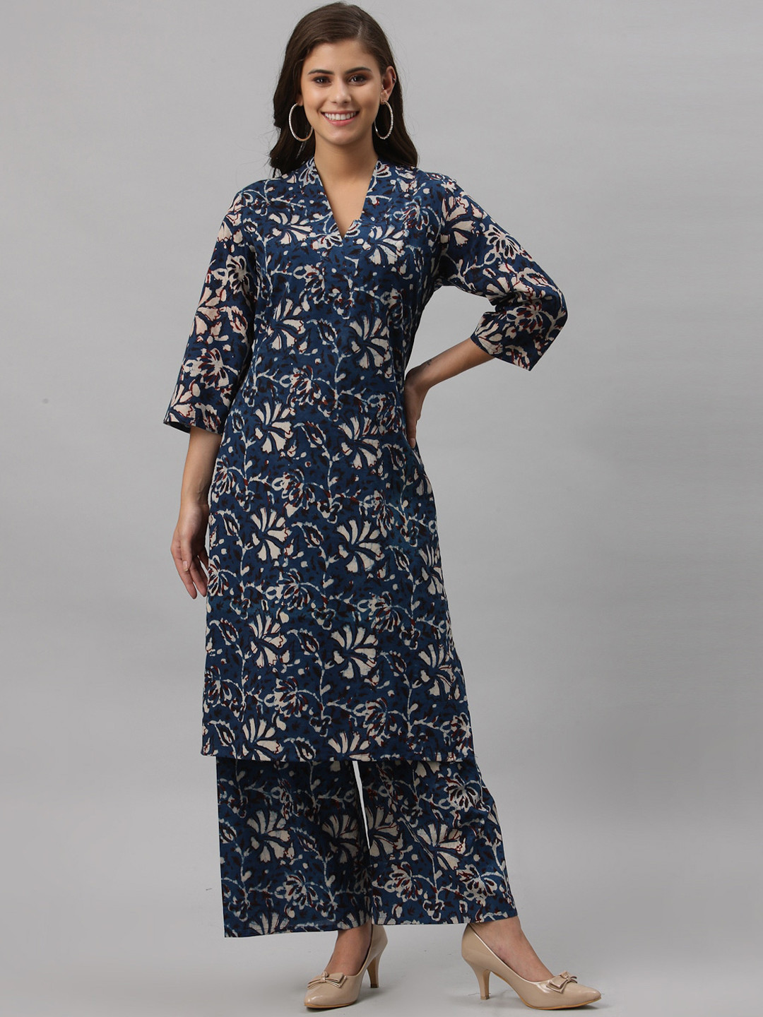 

Get Glamr Women Navy Blue Floral Printed Regular Pure Cotton Kurta with Palazzos