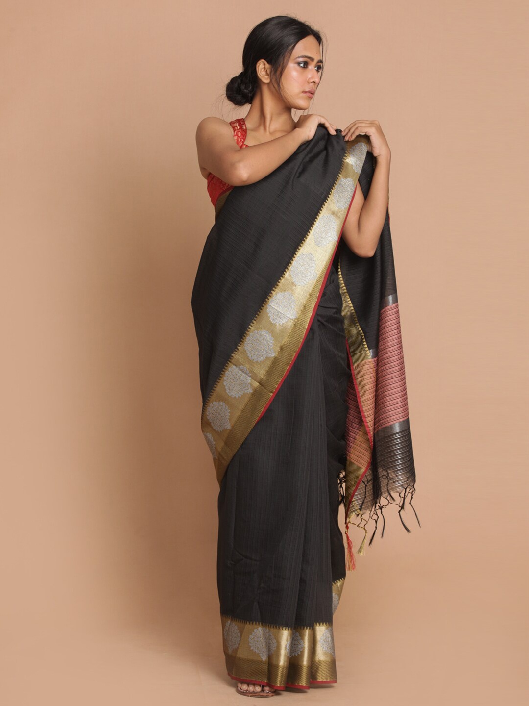 

Saranee Black & Gold-Toned Checked Zari Banarasi Saree