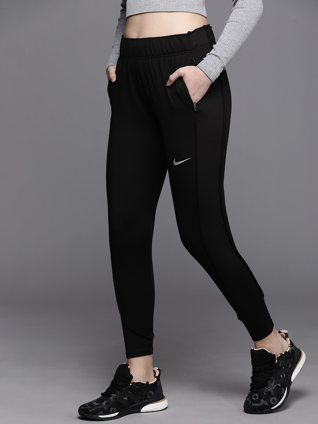 

Nike Women Therma-FIT Essential Trackpants, Black