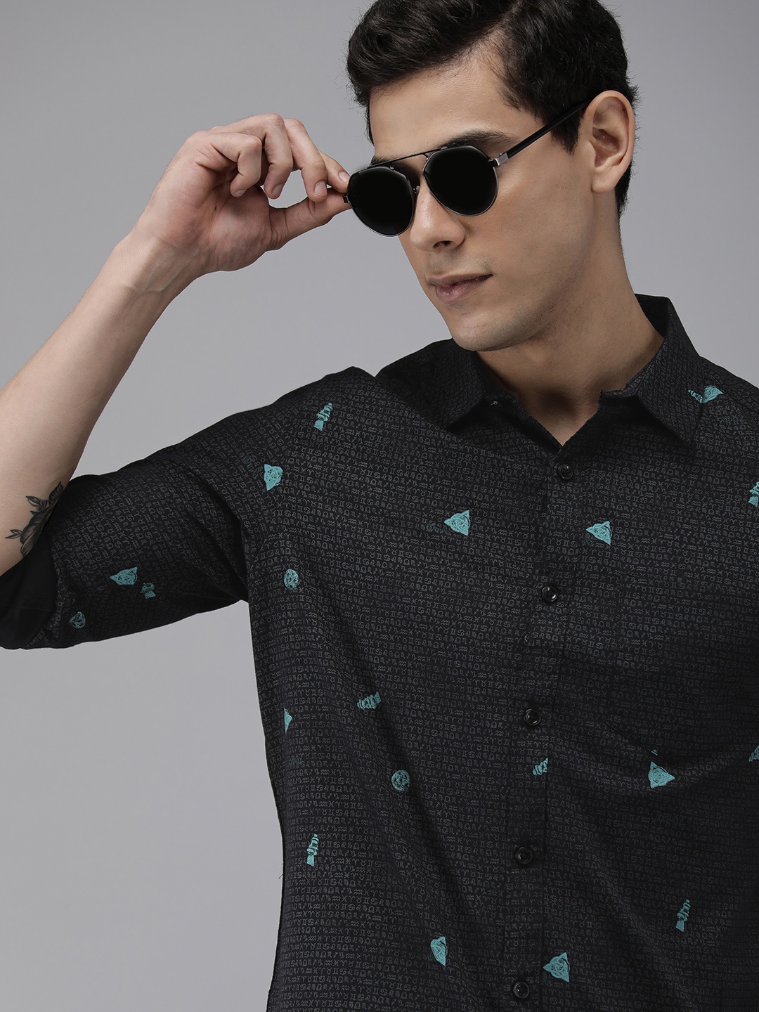 

SPYKAR Men Black & Blue Printed Slim Fit Pure Cotton Casual Shirt
