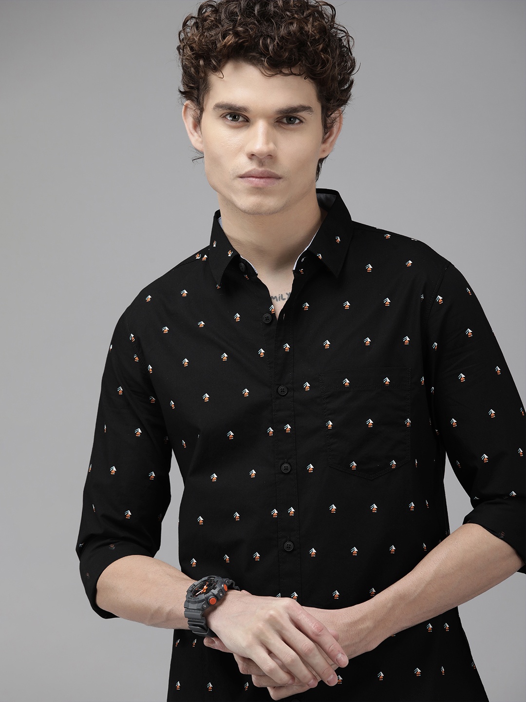 

SPYKAR Men Black & White Slim Fit Printed Casual Shirt