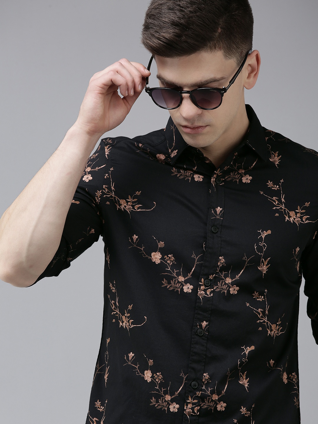 

SPYKAR Men Black Slim Fit Floral Printed Pure Cotton Casual Shirt