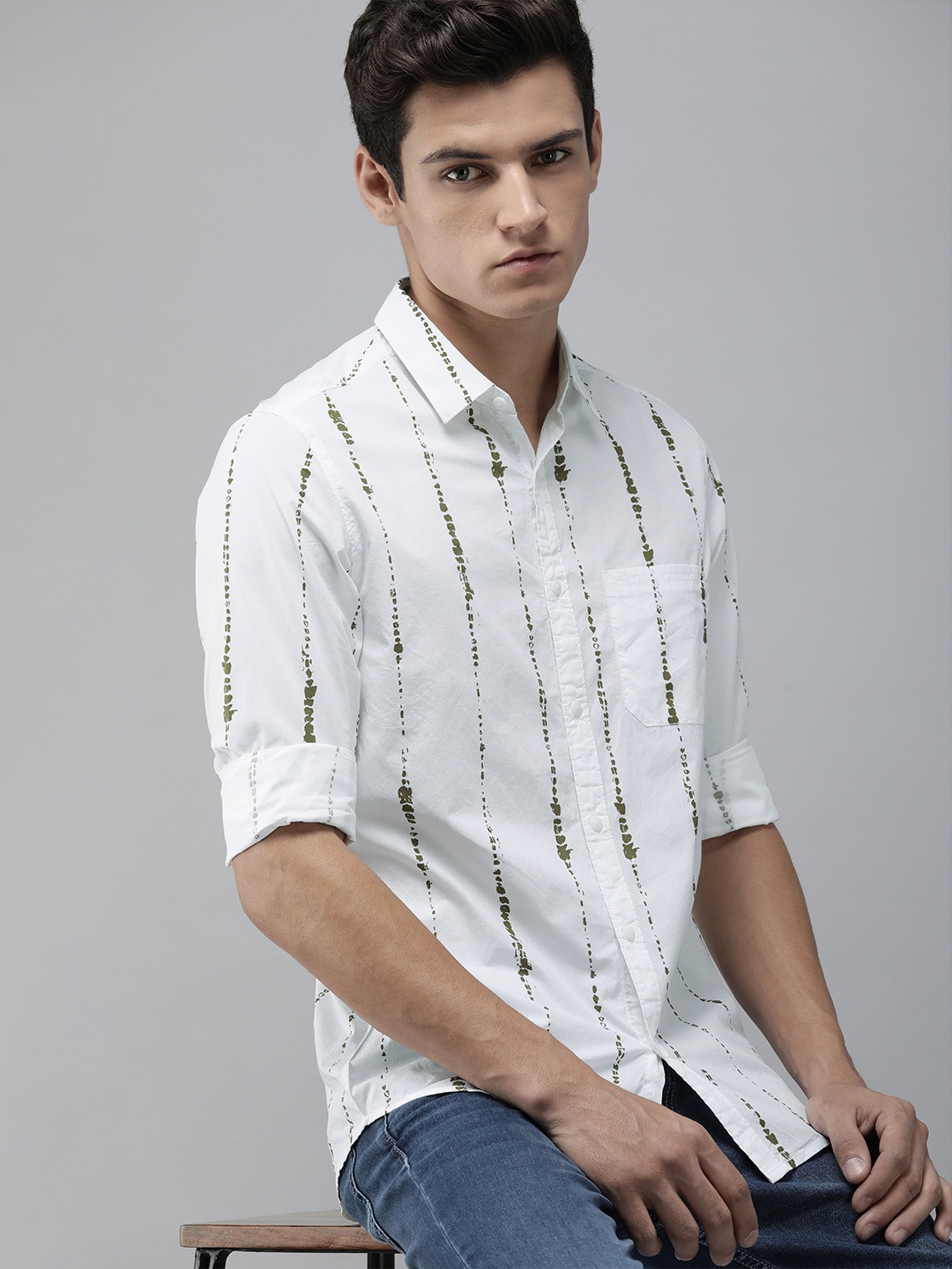 

SPYKAR Men White & Green Slim Fit Printed Pure Cotton Casual Shirt