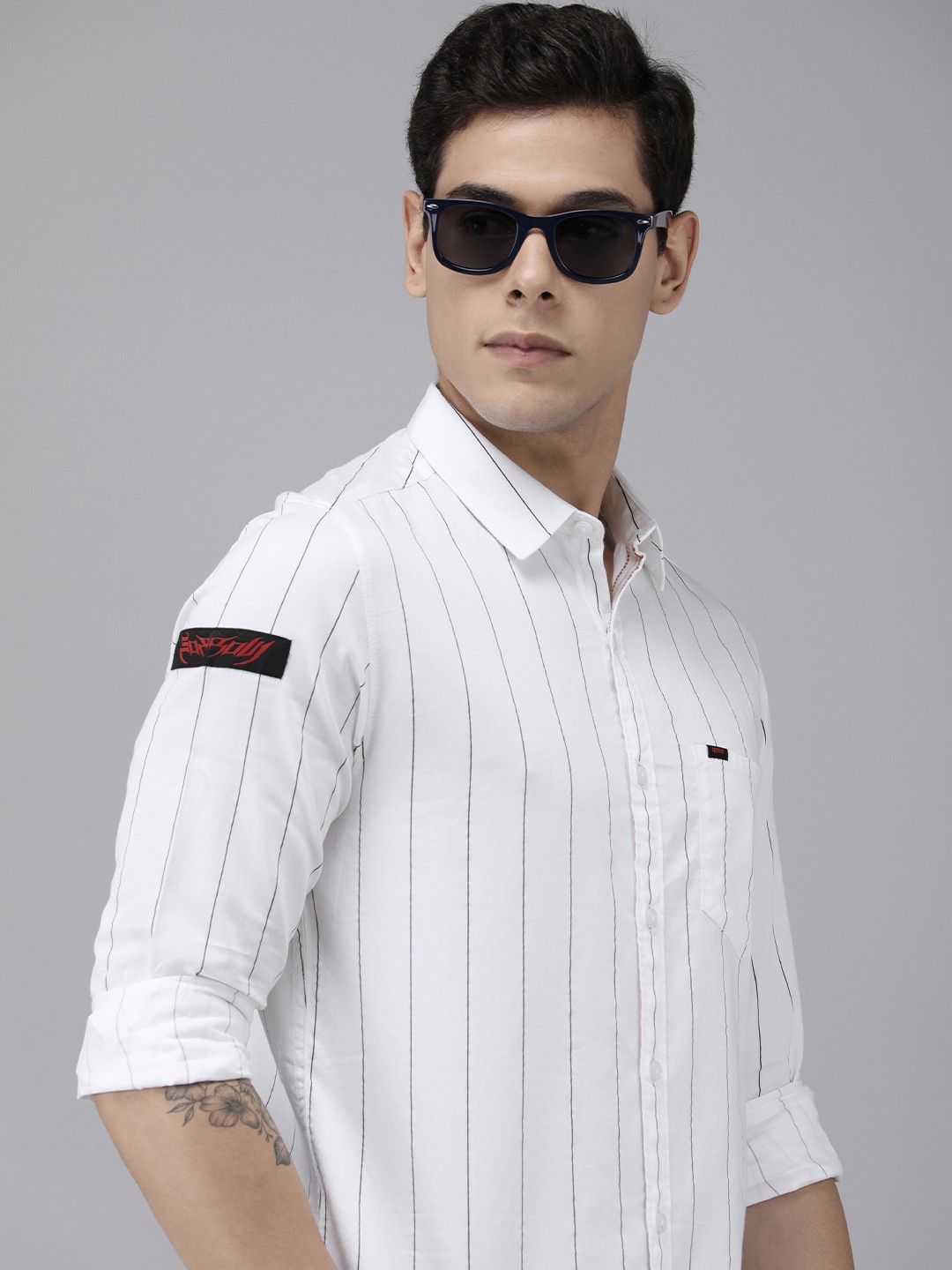 

SPYKAR Men White And Black Slim Fit Striped Pure Cotton Casual Shirt