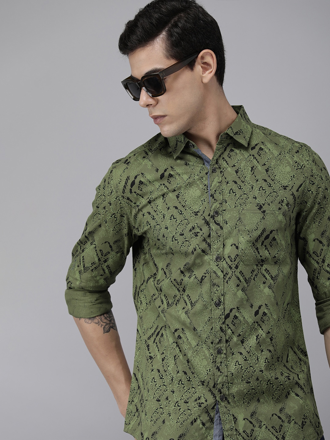 

SPYKAR Men Olive Green Slim Fit Abstract Printed Cotton Casual Shirt