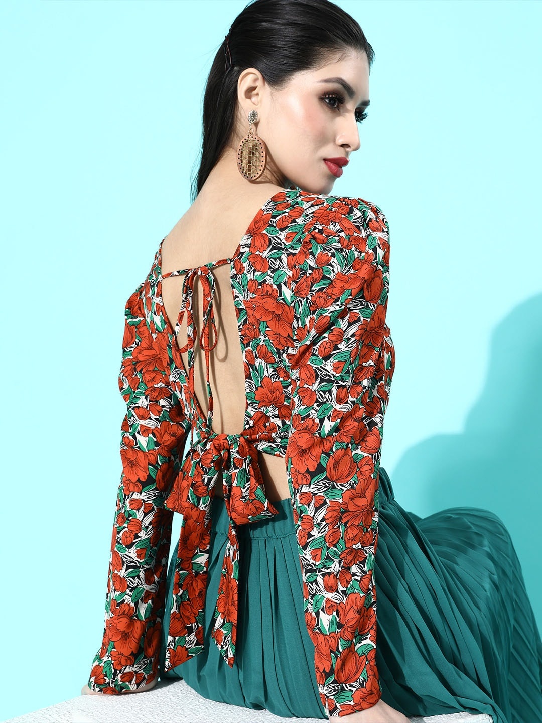 

Berrylush Coral Red & Green Floral Print Puff Sleeves Styled Back Crop Top