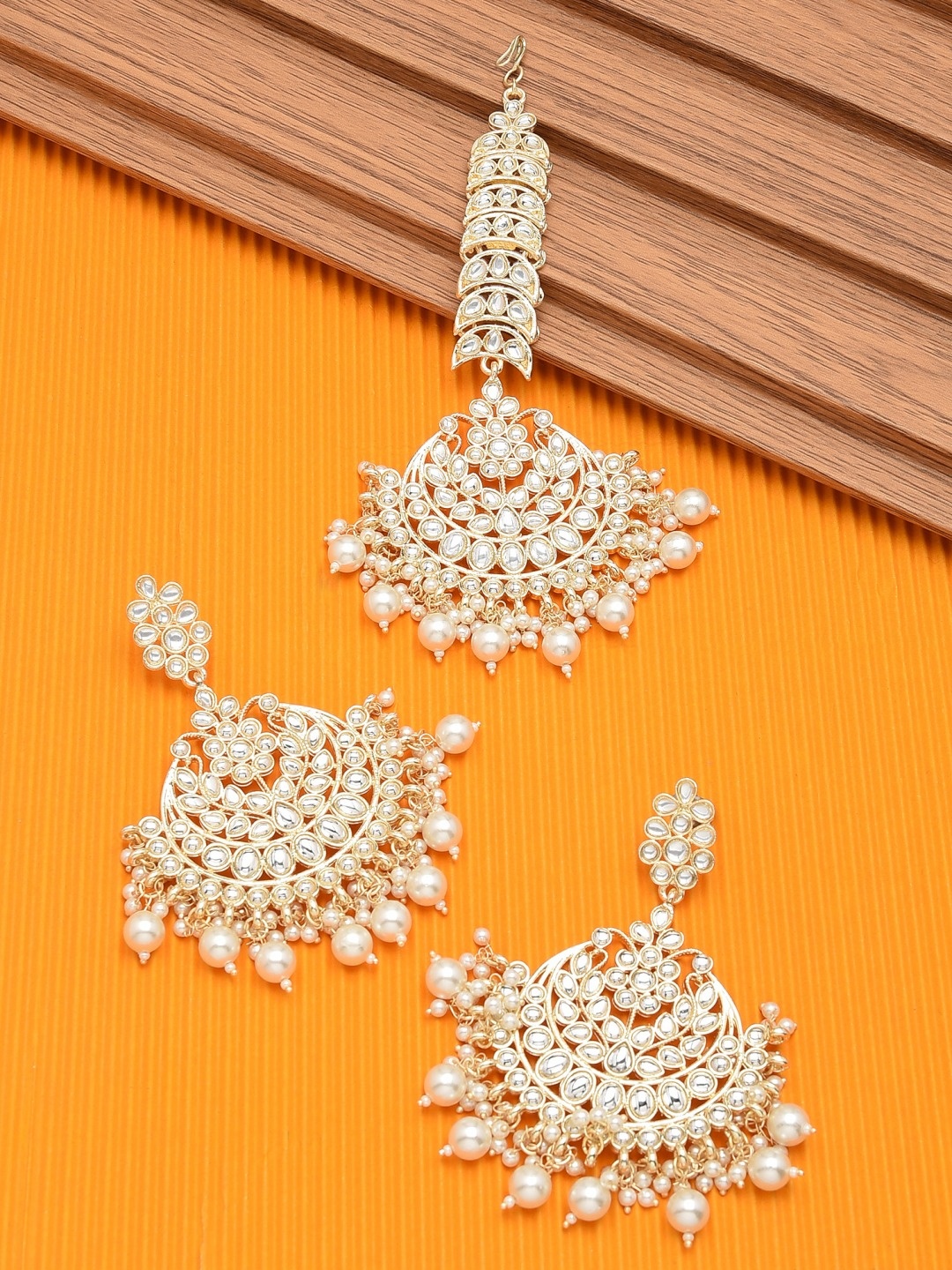 

Zaveri Pearls Gold-Plated White Kundan-Studded & Beaded Jewellery Set