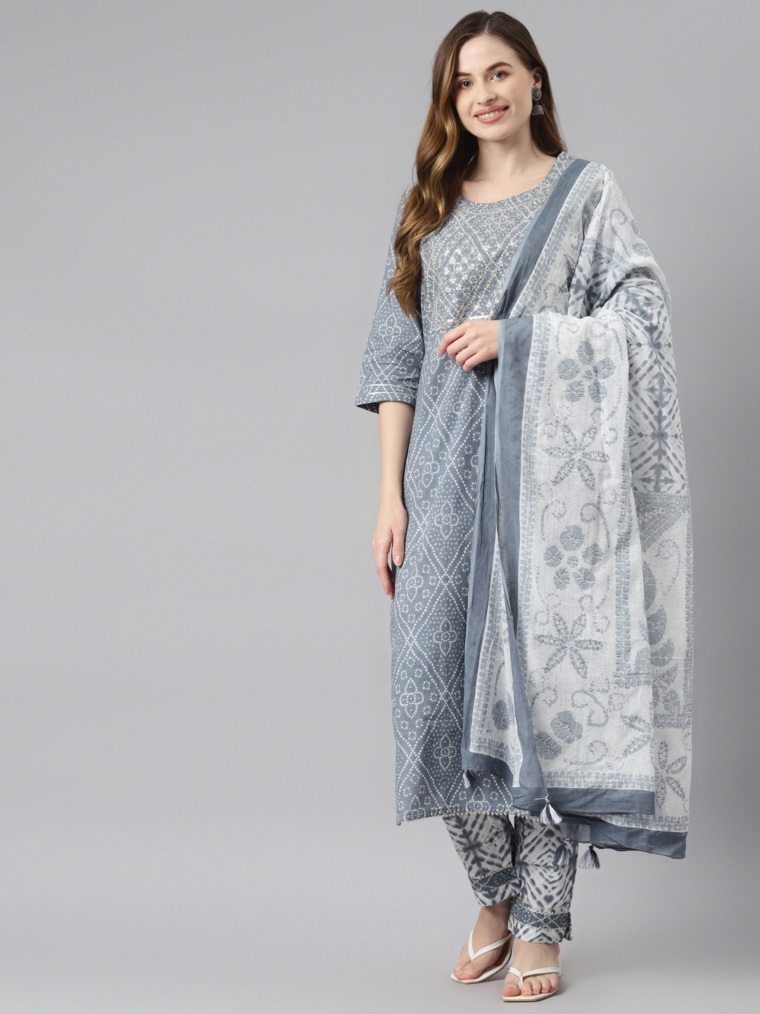 

Readiprint Fashions Women Grey & White Bandhani Yoke Design Pure Cotton Kurta Set