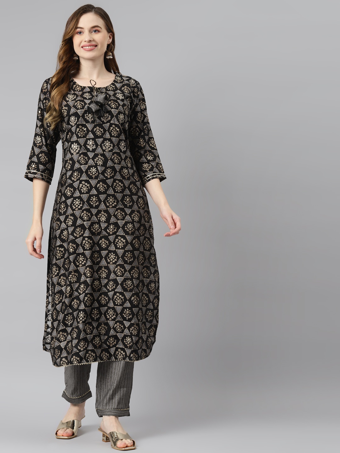 

Readiprint Fashions Women Black & Grey Ethnic Motifs Printed Kurta with Trousers