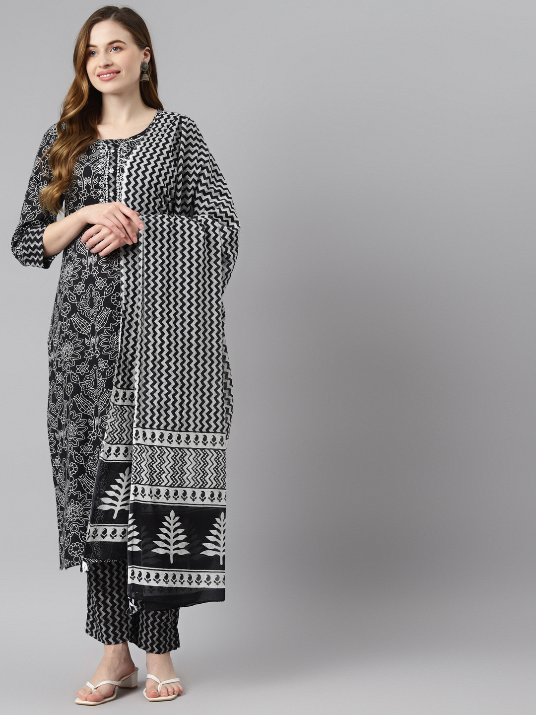 

Readiprint Fashions Women Black &White Printed Pure Cotton Kurta Set