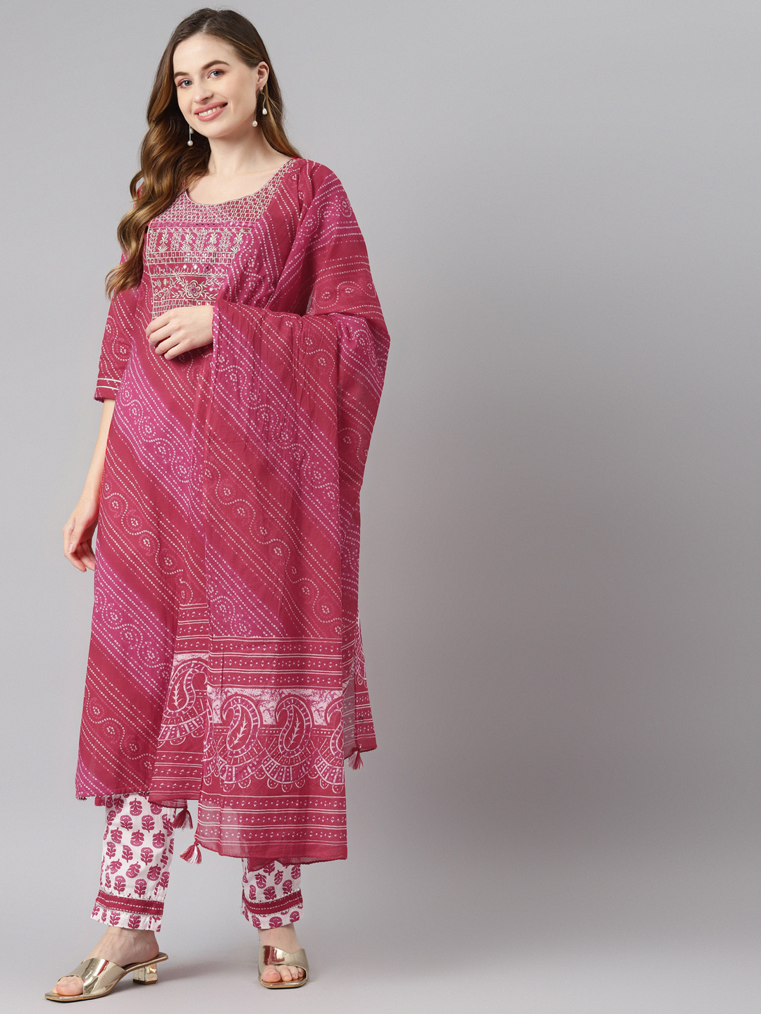 

Readiprint Fashions Women Pink & Red Bandhani Print Gotta Patti Pure Cotton Kurta Set