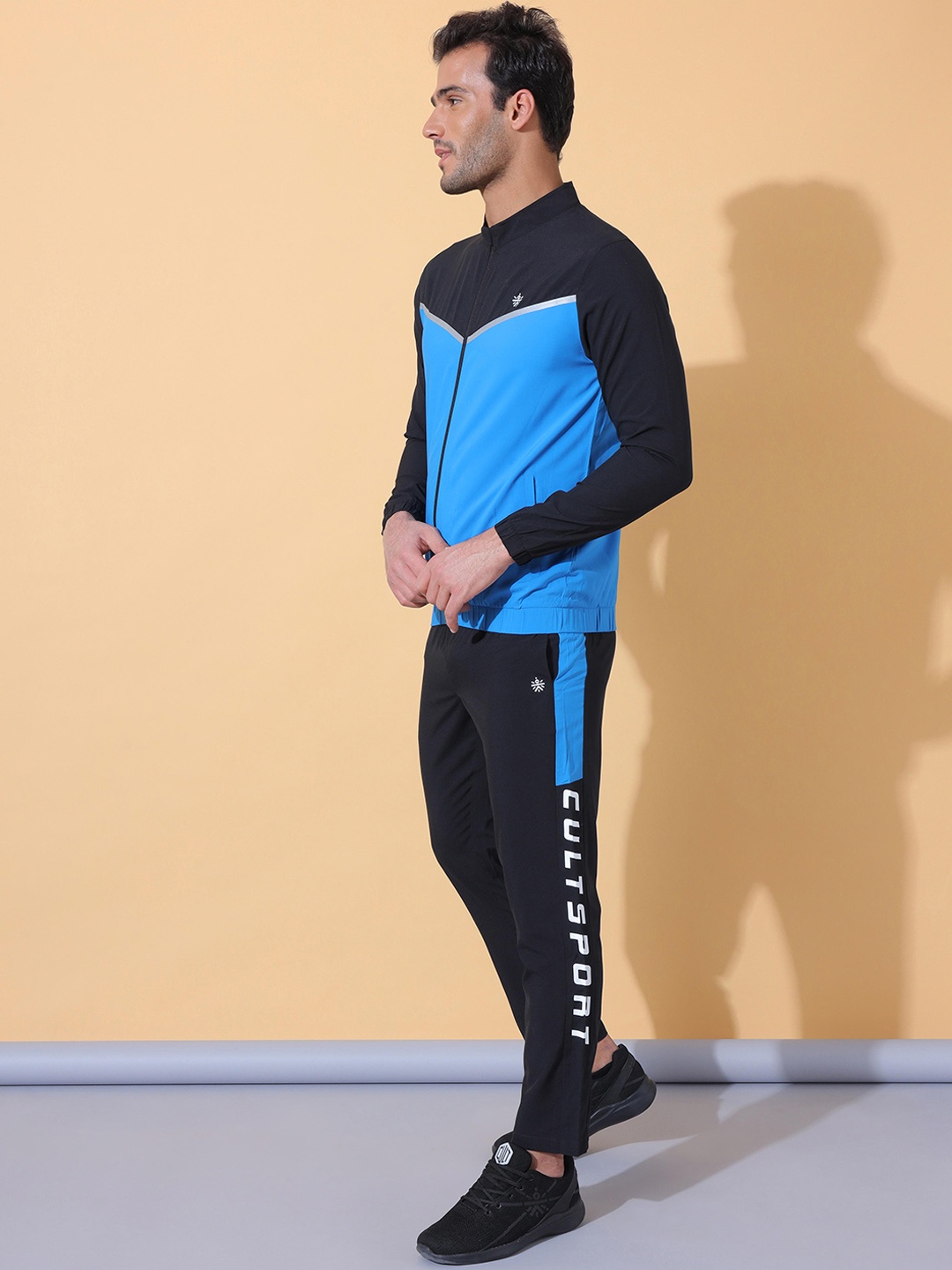 

Cultsport Men Black & Blue Colourblocked Tracksuit