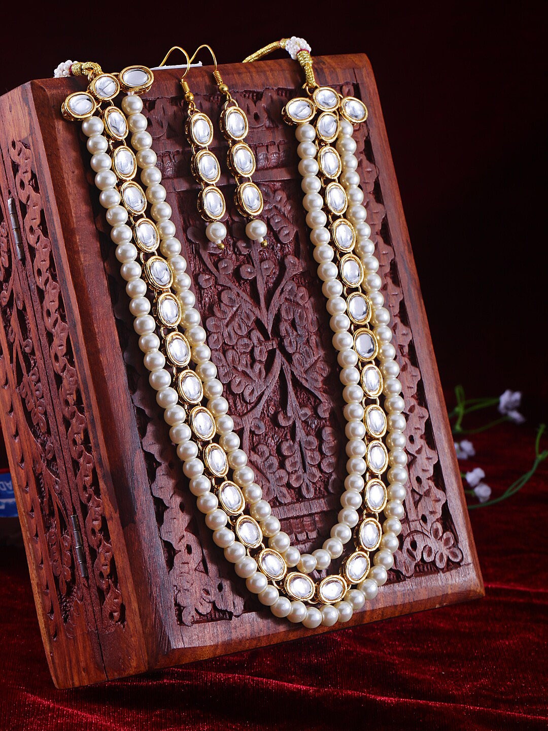 

Shining Diva Gold-Plated White Kundan-Studded & Beaded Jewellery Set