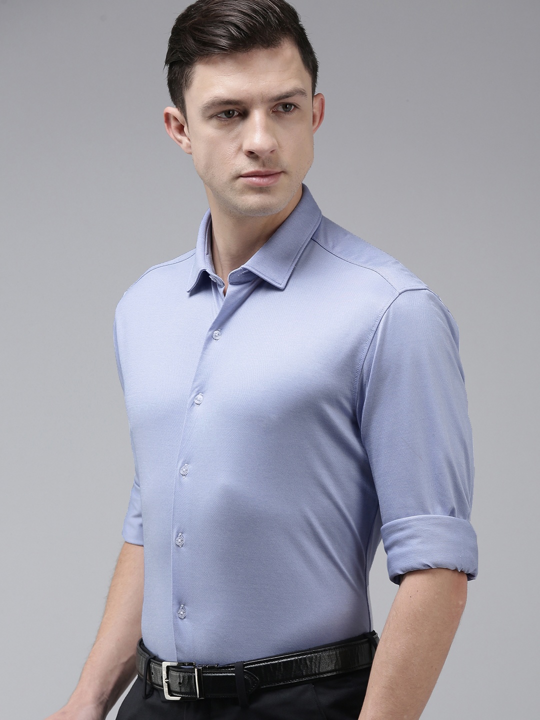 

Van Heusen Men Blue Solid Slim Fit Formal Shirt