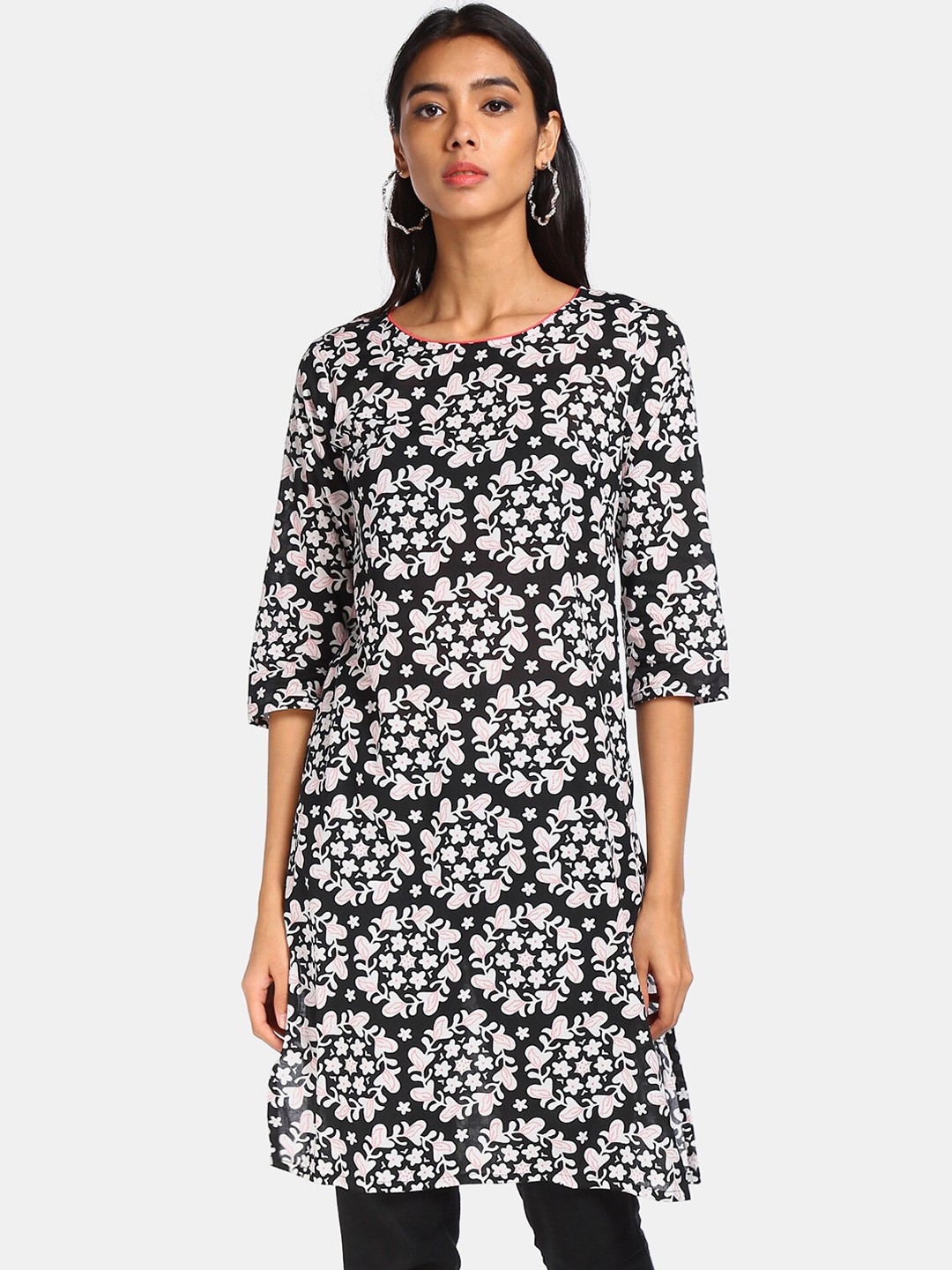 

Karigari Women Black & Off White Floral Printed Kurta