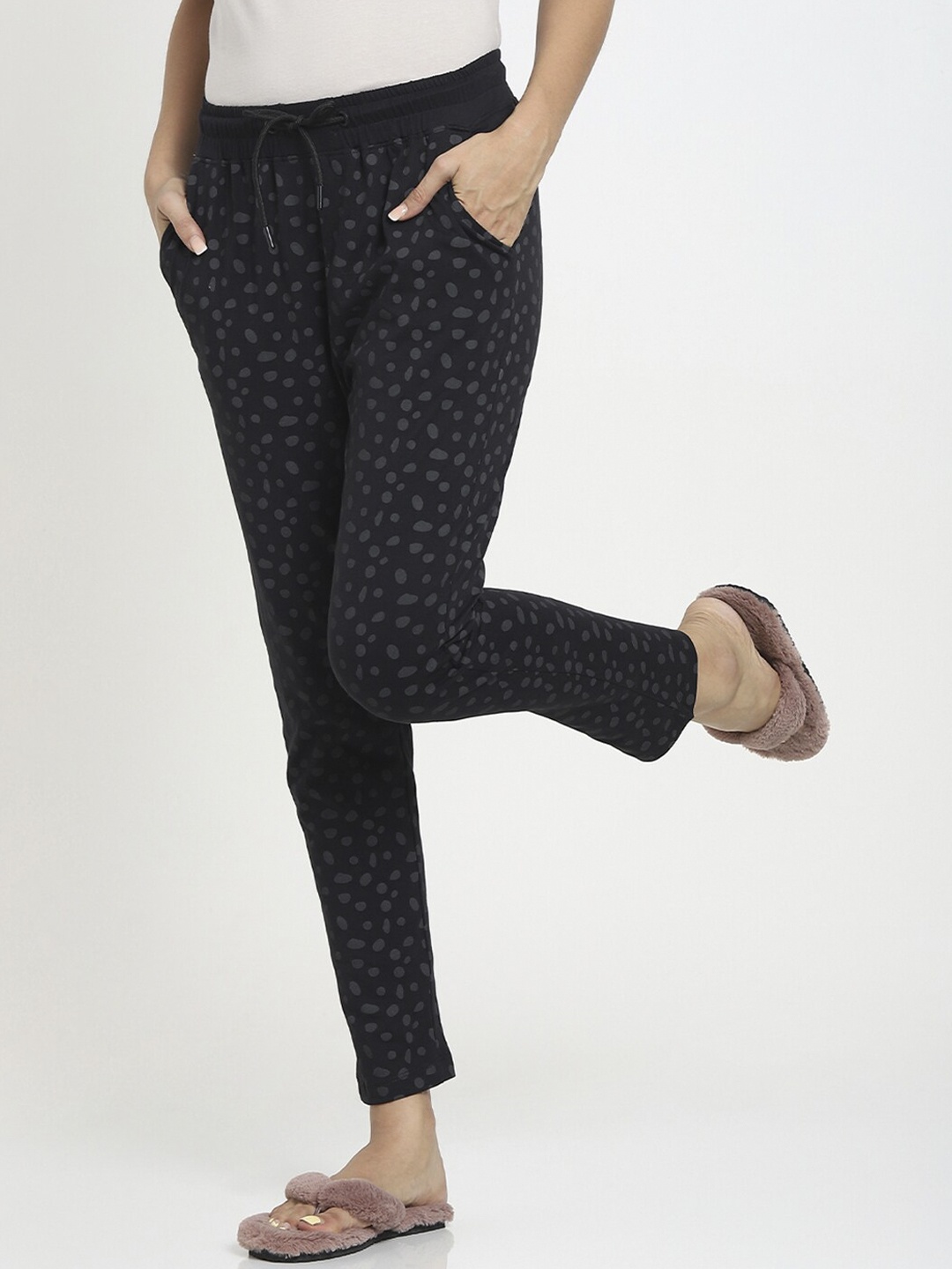 

Bewakoof Women Black & Grey Printed Cotton Lounge Pants