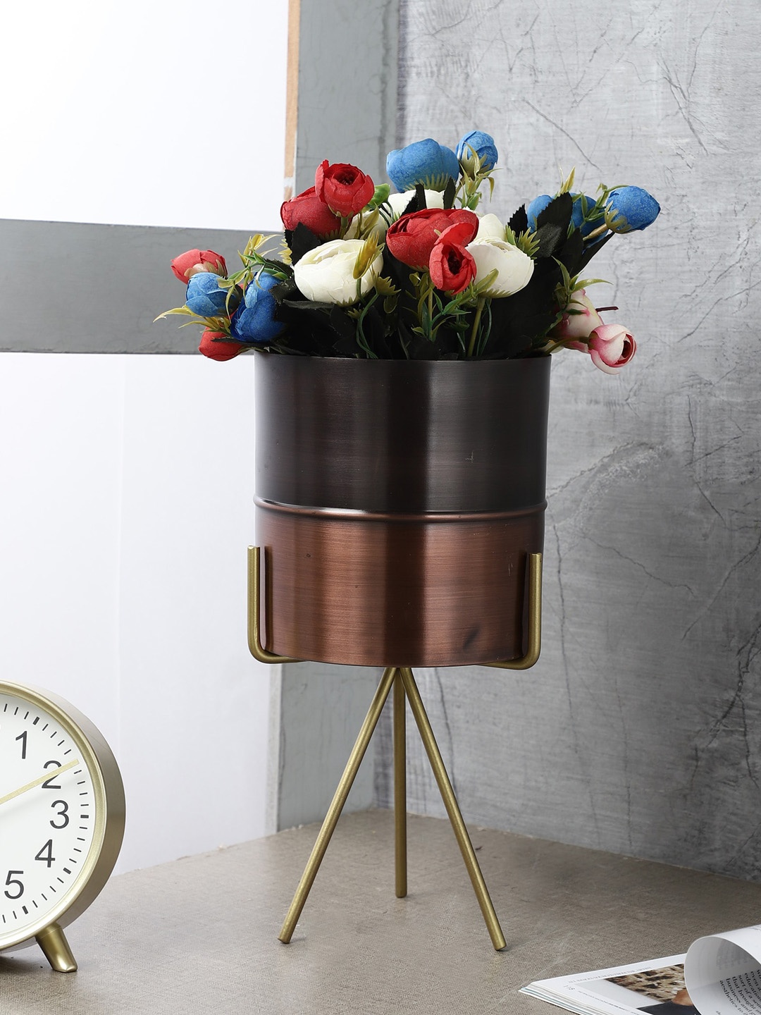 

The Decor Mart Black & Copper-Toned Stunning Cylindrical Metal Planter With Stand