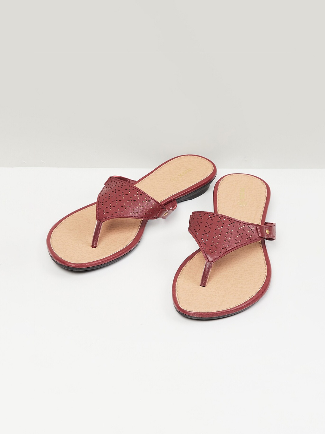 

max Women Maroon T-Strap Flats