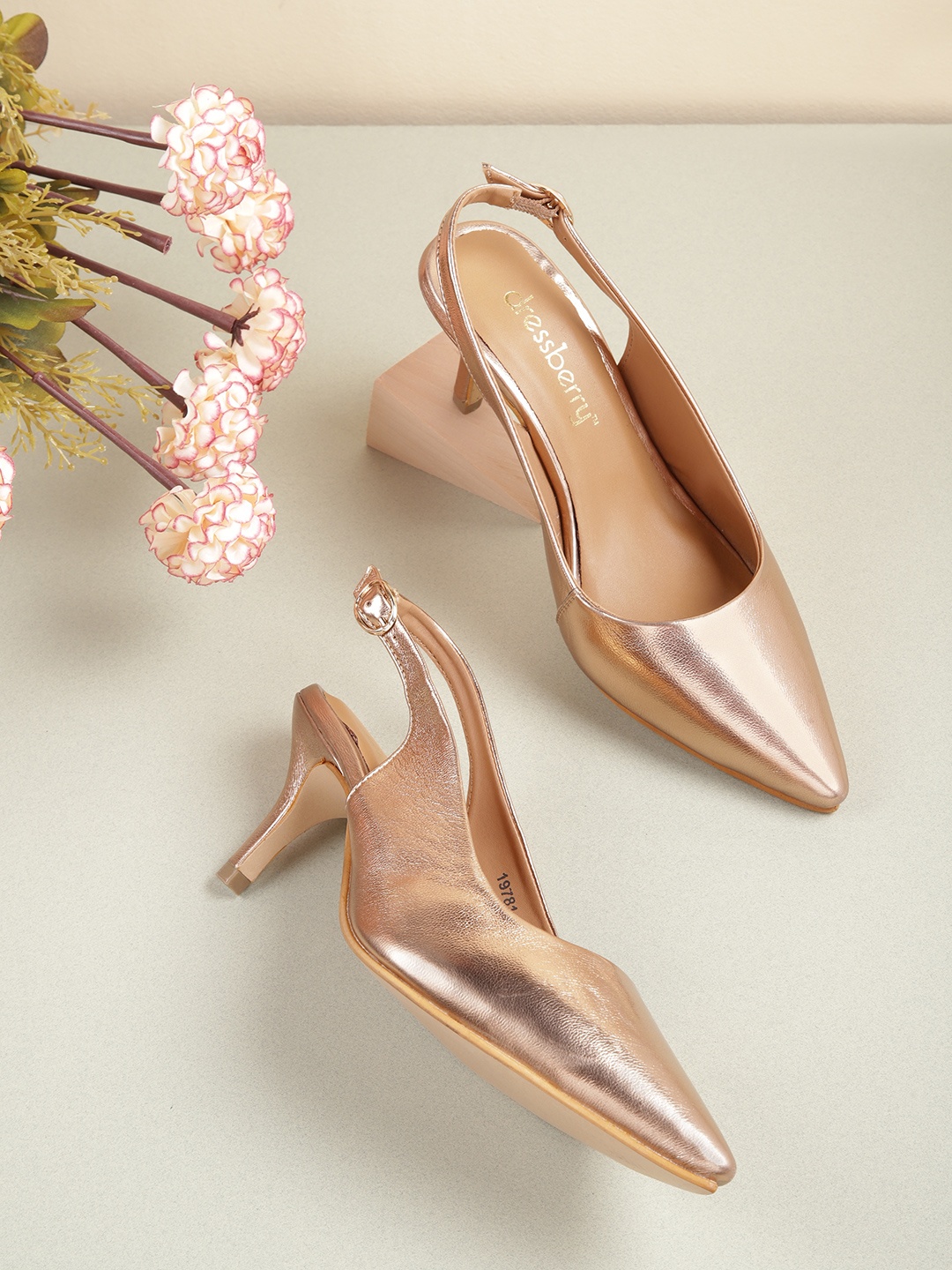 

DressBerry Rose Gold-Toned Solid Pumps