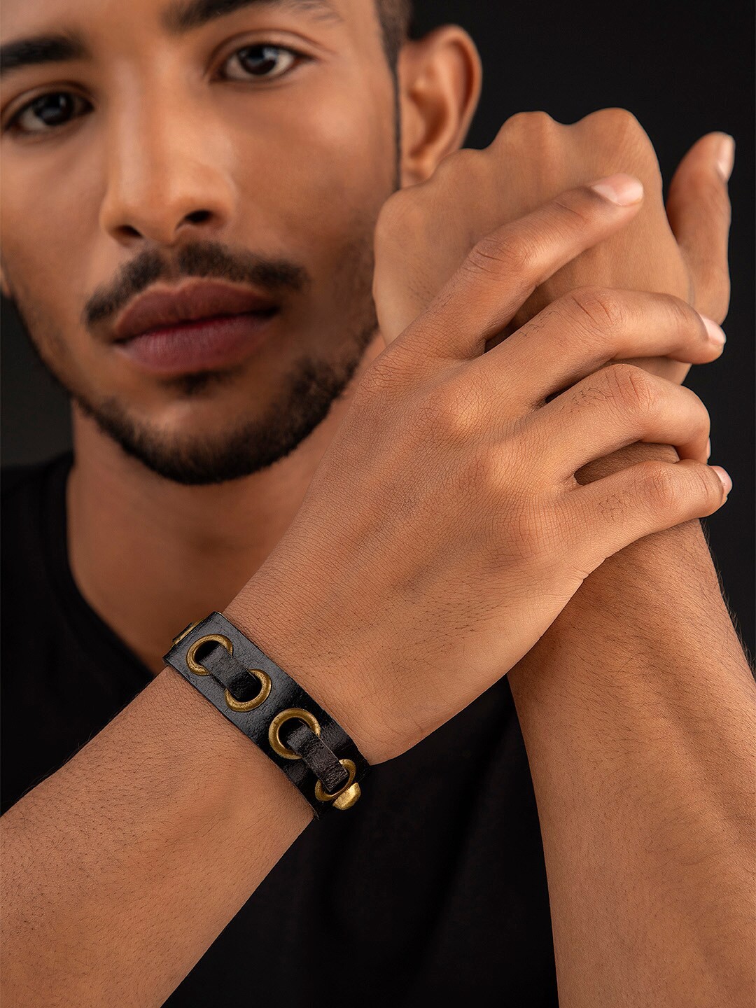 

The Roadster Lifestyle Co Men Brown & Gold-Toned Leather Copper Loop Bracelet
