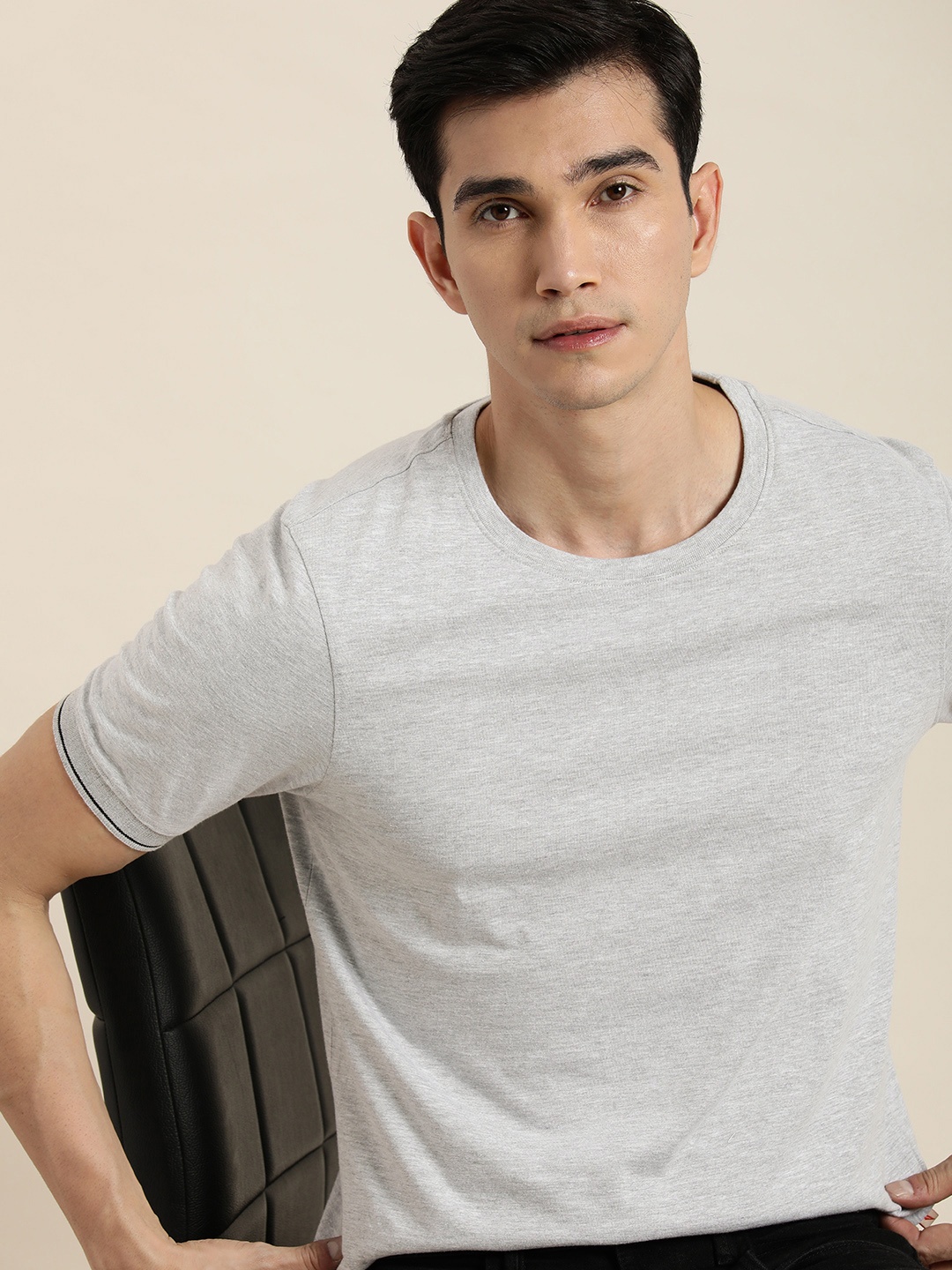 

INVICTUS Men Grey Melange Slim Fit T-shirt