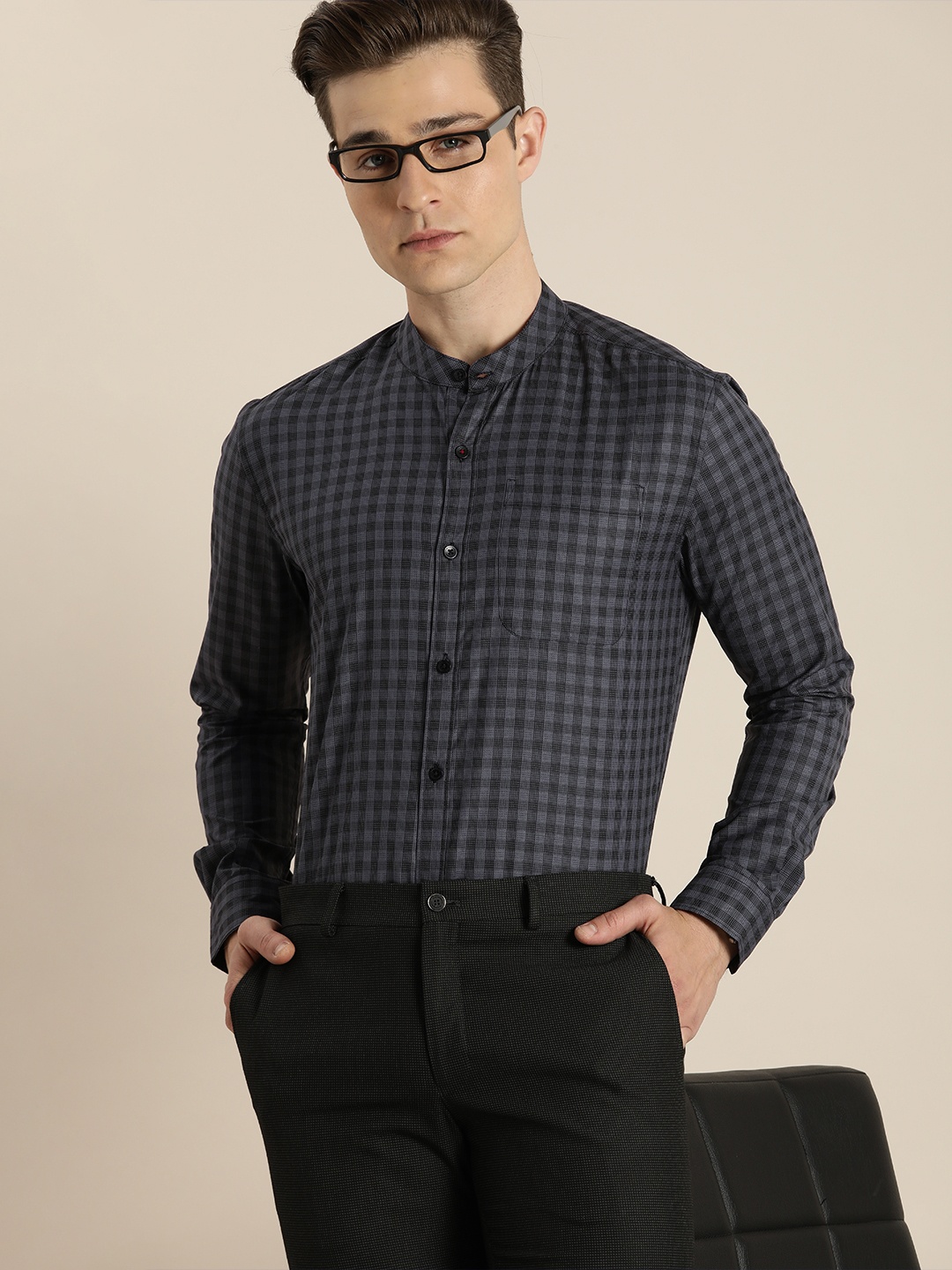 

INVICTUS Men Black & Purple Checked Semiformal Shirt