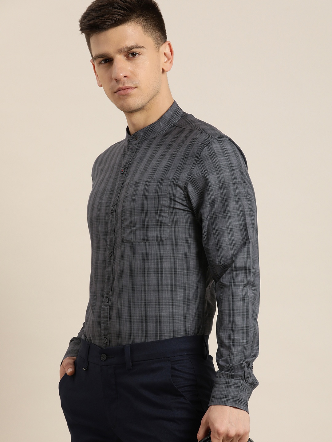 

INVICTUS Men Charcoal Grey & Black Slim Fit Checked Smart Casual Shirt