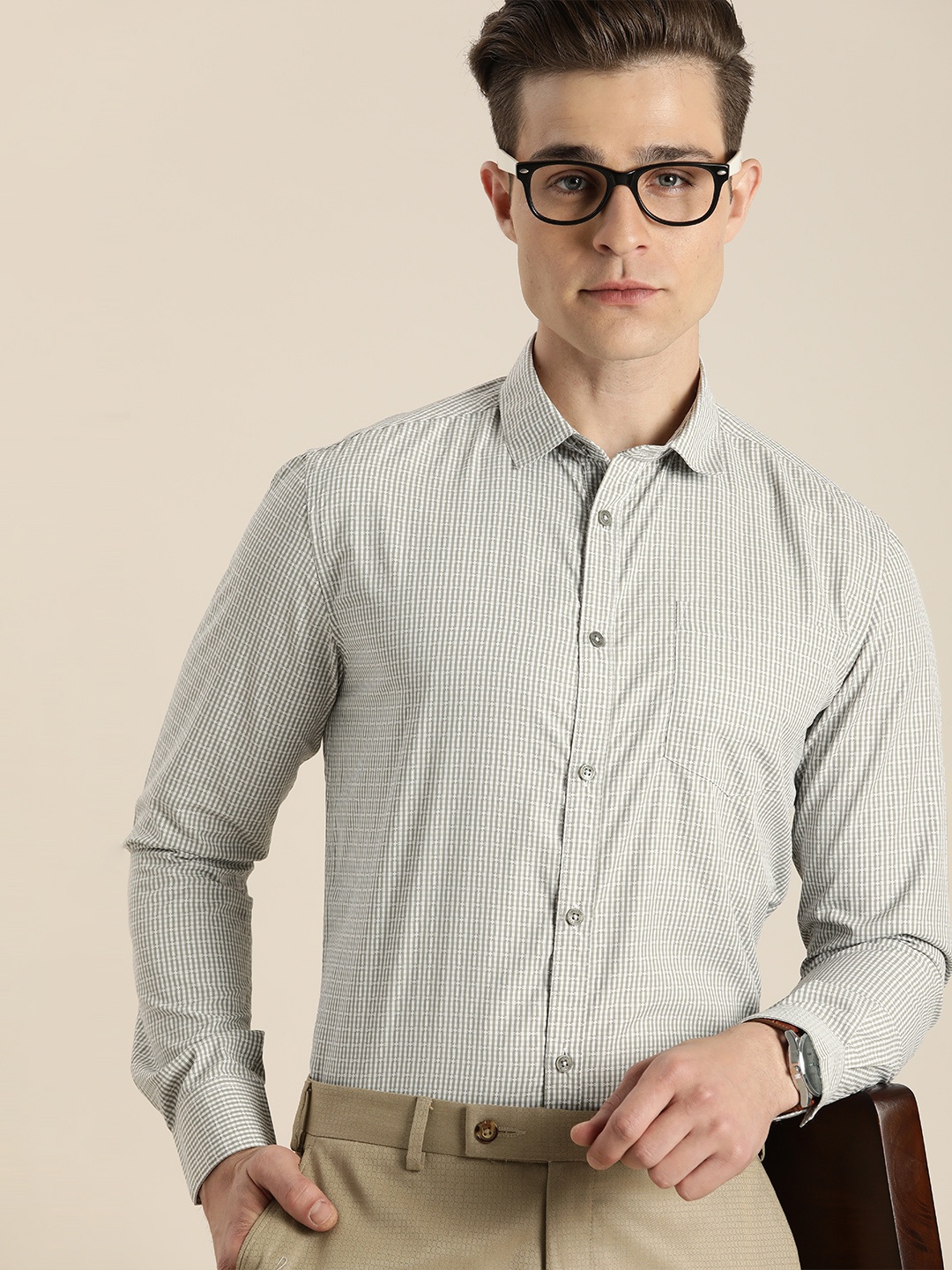 

INVICTUS Men Grey & White Textured Semiformal Shirt