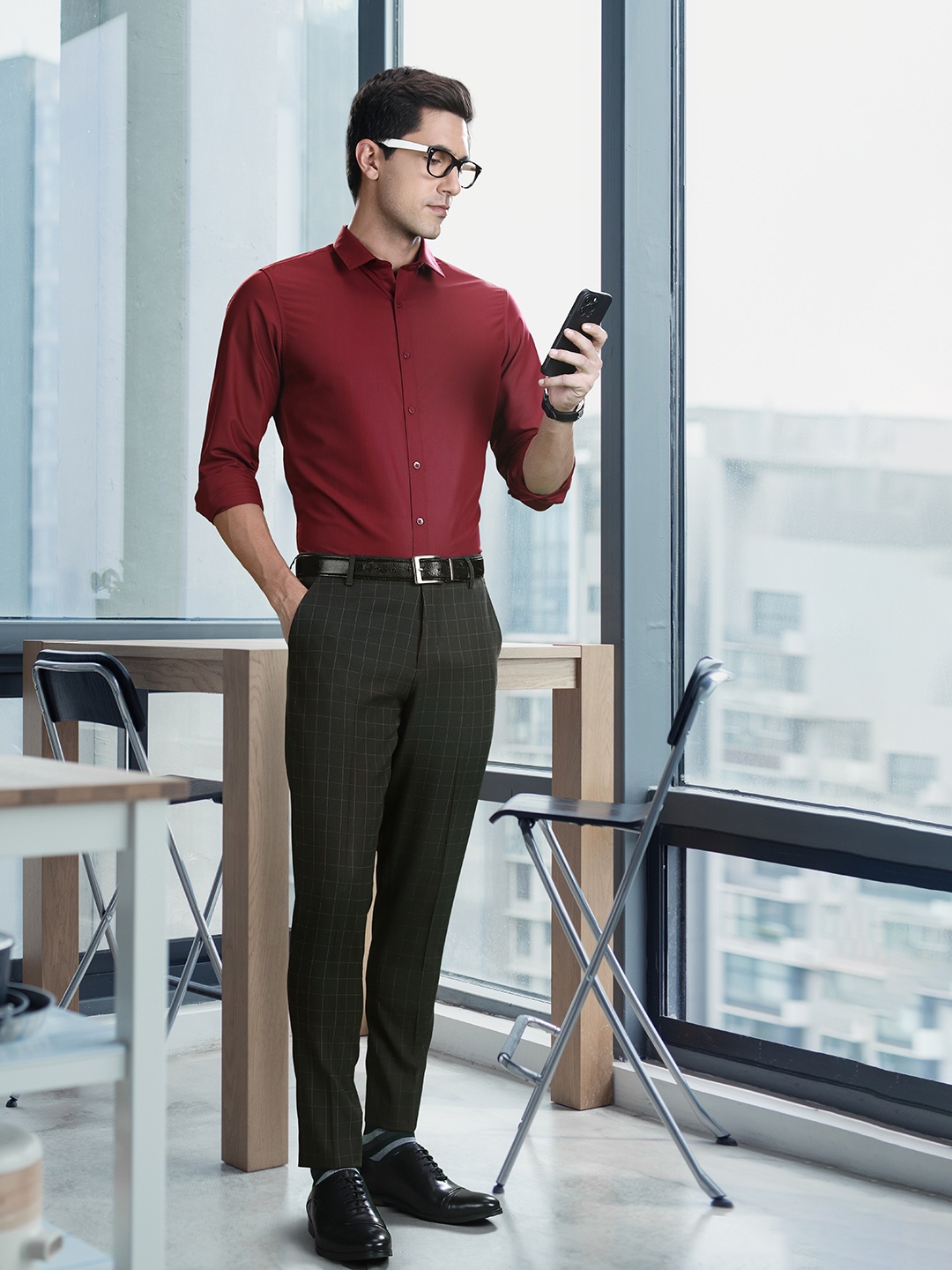 

INVICTUS Men Charcoal Grey Checked Slim Fit Smart Casual Trousers