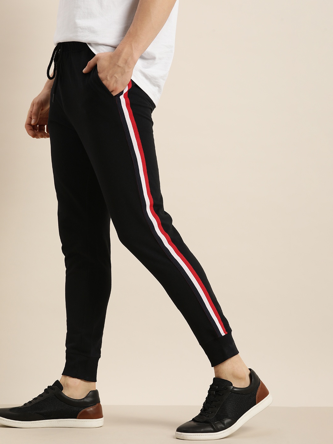

Invictus Indoor Men Black Solid Mid Rise Regular Joggers With Side Stripes, Navy blue