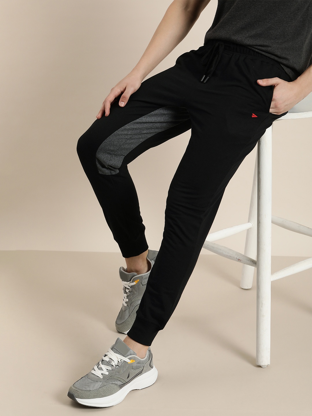 

Invictus Indoor Men Colourblocked Mid-Rise Regular Joggers, Black