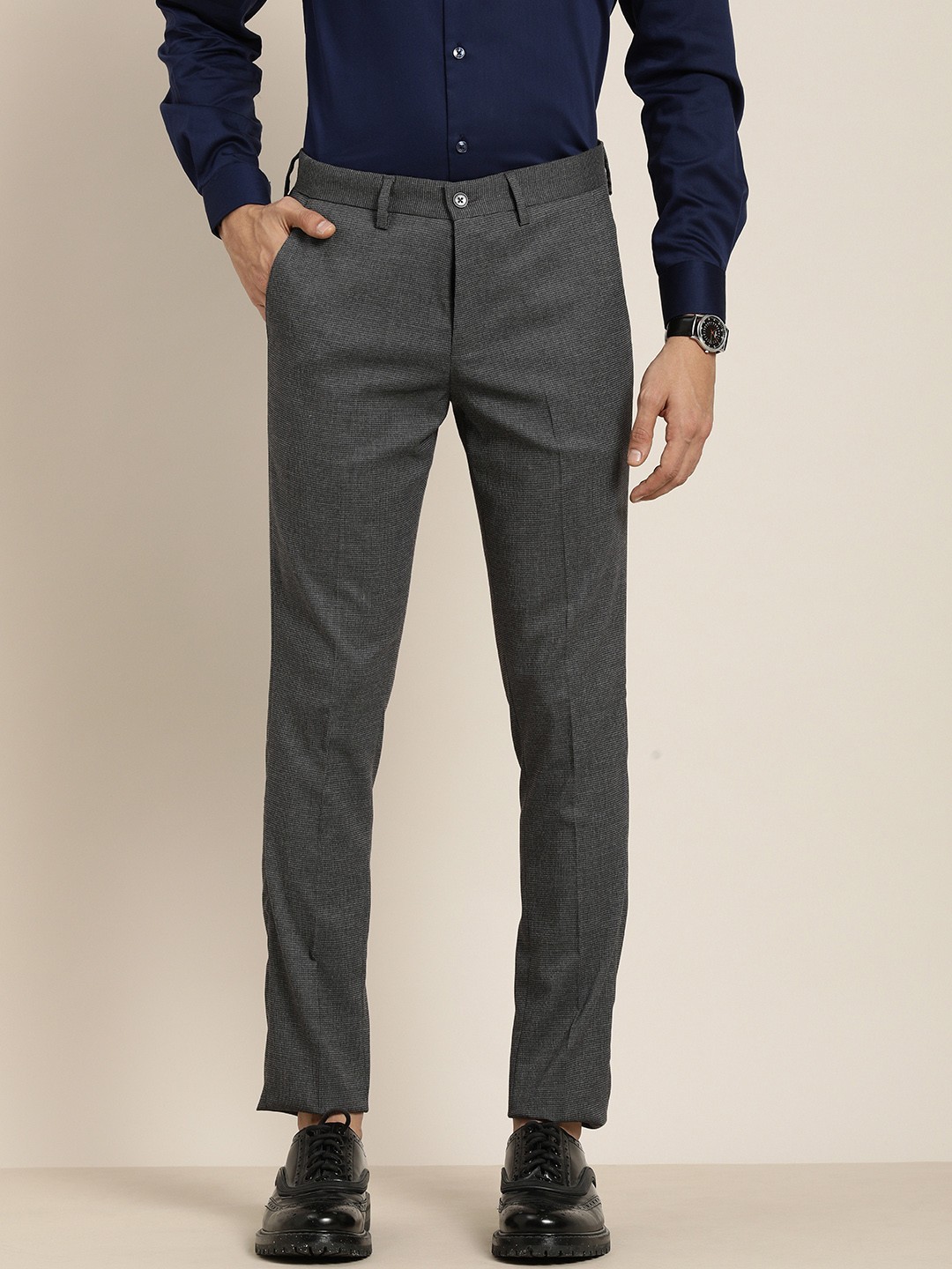 

INVICTUS Men Grey Trousers