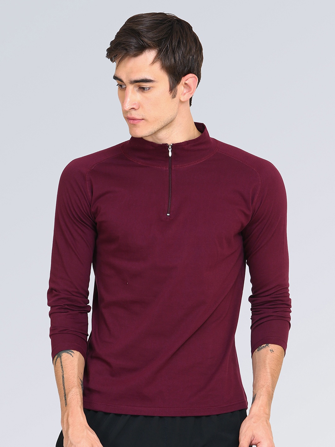 

appulse Men Maroon Solid 1/4 Zipper High Neck T Shirt