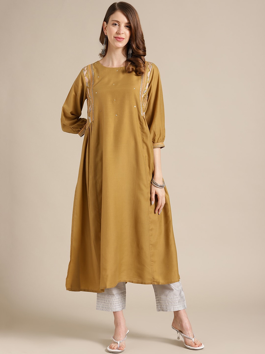

Varanga Women Green Flared Sleeves Thread Work Kurta