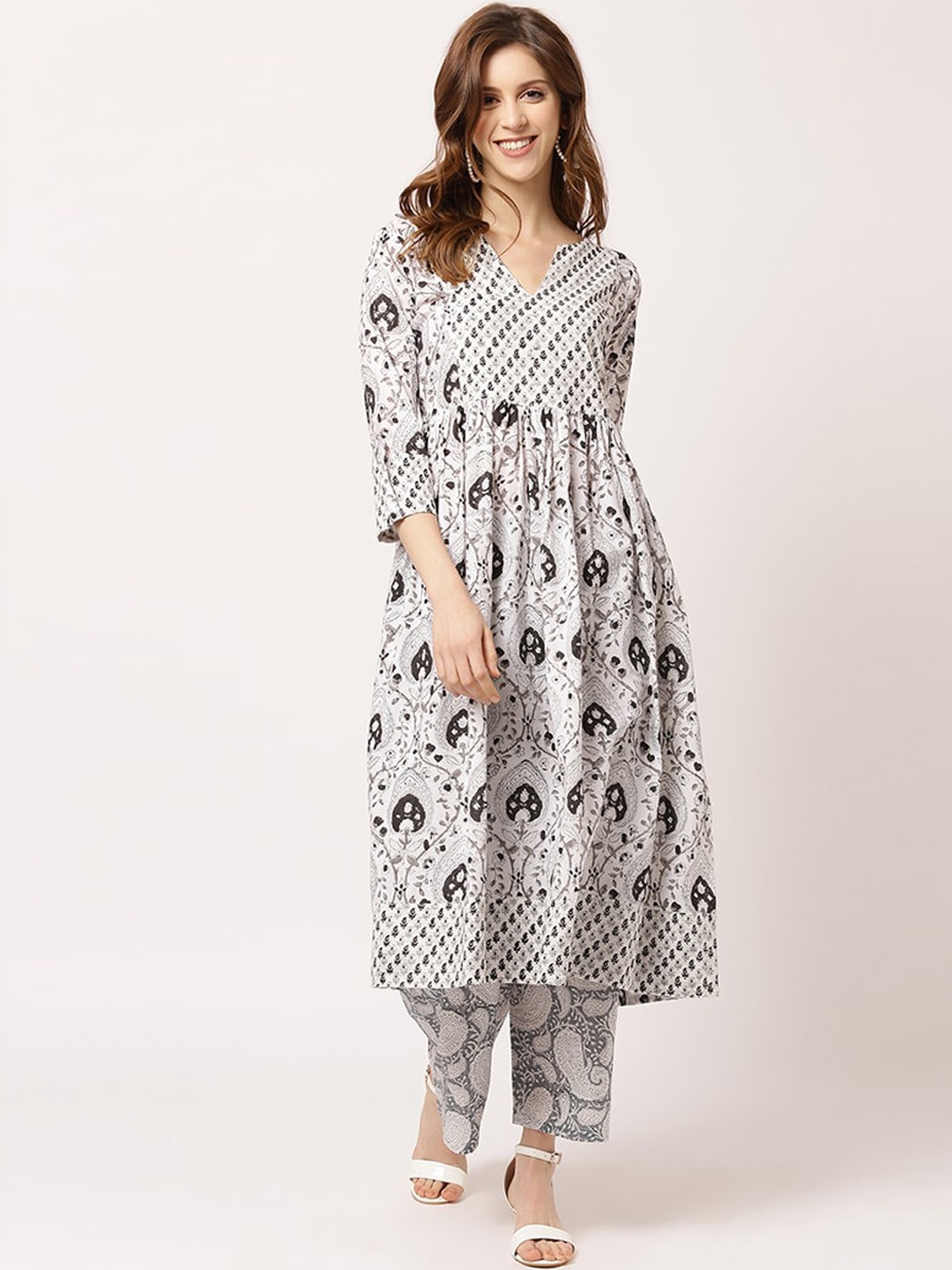 

THE NKS PLUS Women Black Floral Printed Regular Pure Cotton Kurta with Trousers