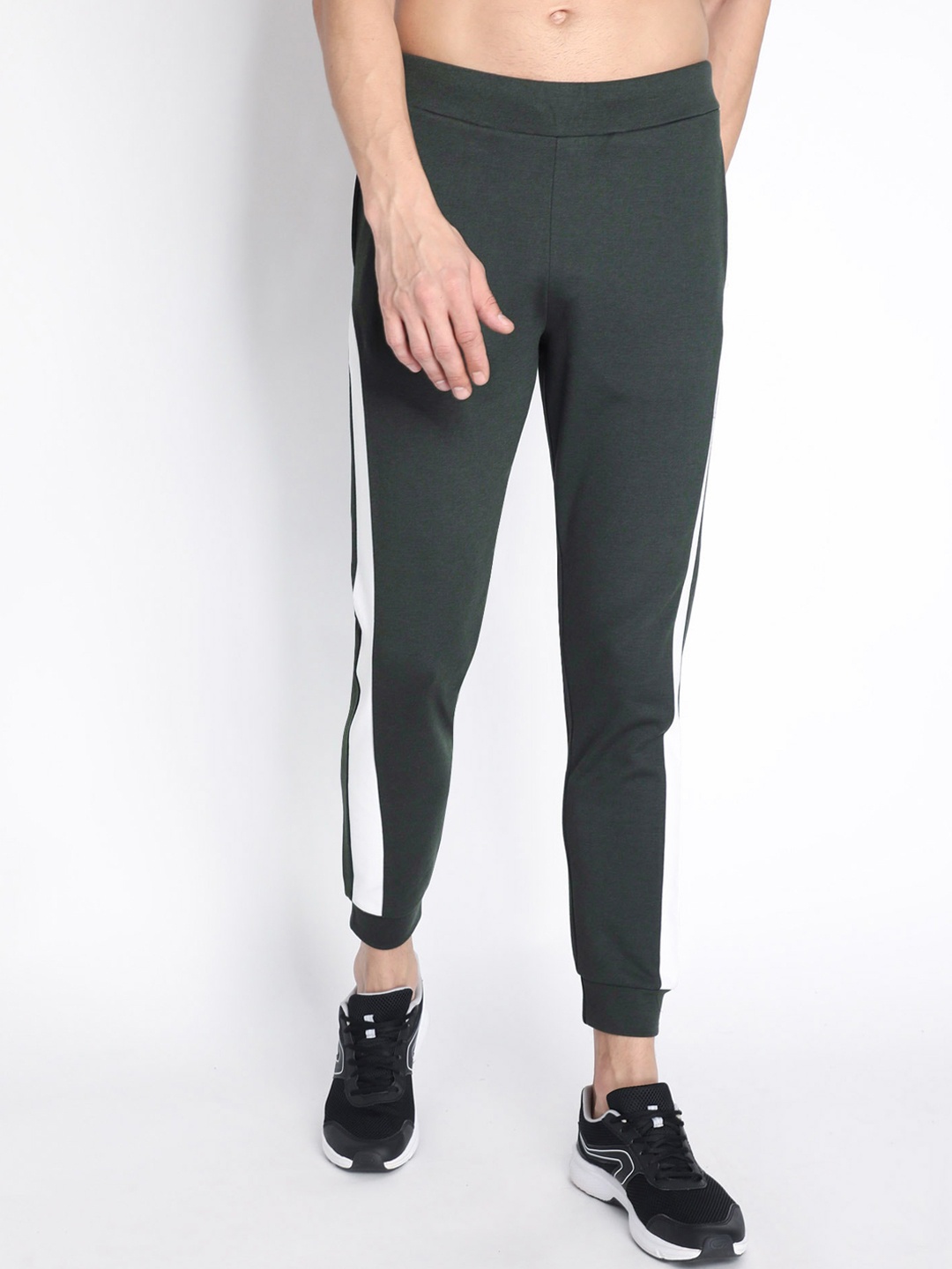 

CHKOKKO Men Olive Green Solid Track Pant